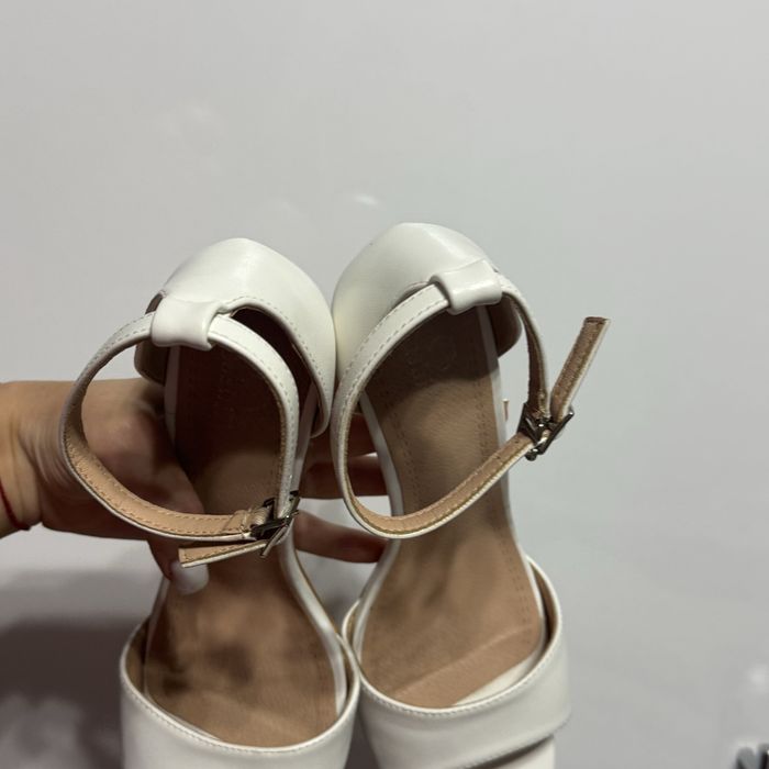 Білі   босоніжки