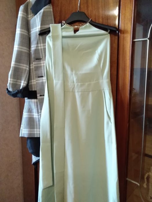 Платье с выпуска, с цепочкой и поясом