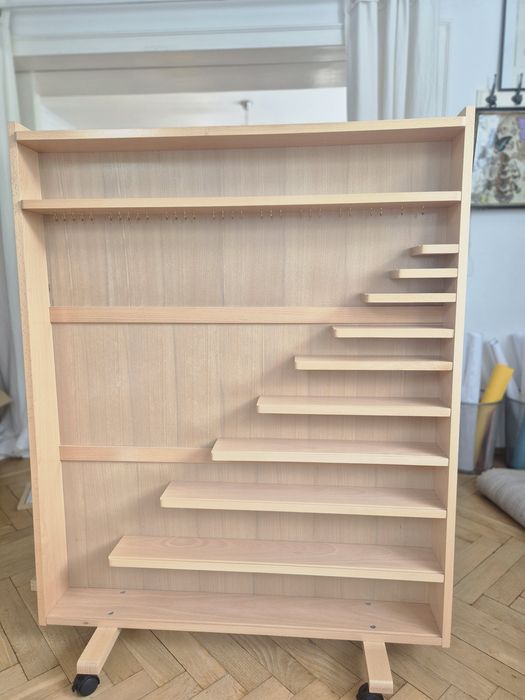 Regał z łańcuchami Montessorii