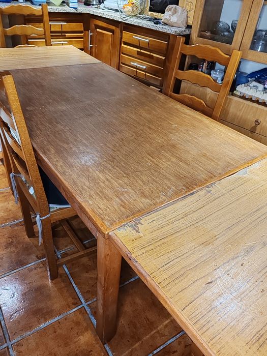 Vendo mesa de jantar em madeira com 6 cadeiras