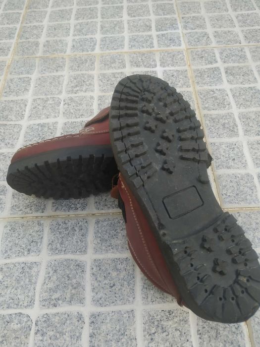Sapatos em pele usados em bom estado