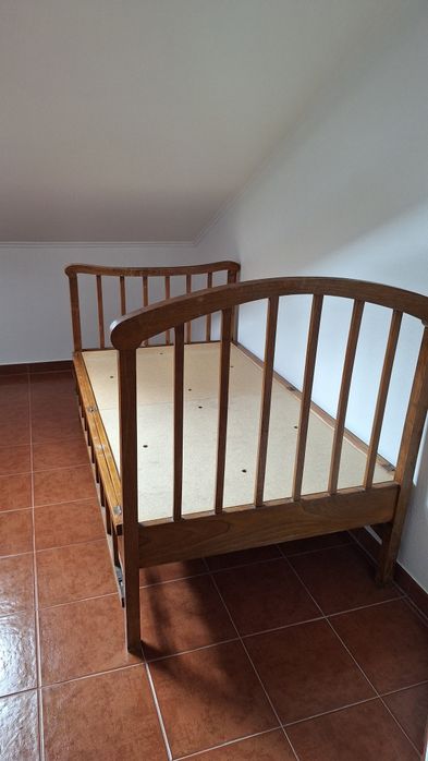 Cama de madeira com grades