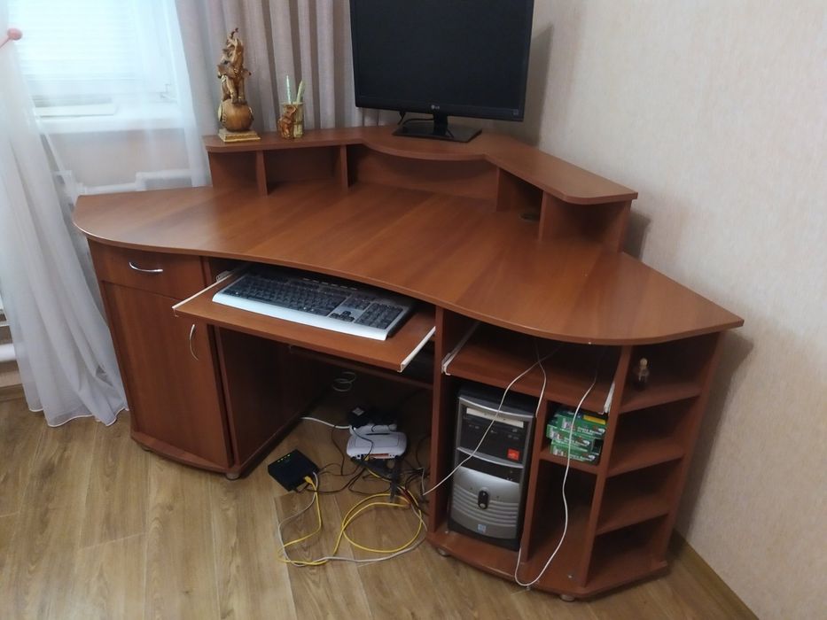 Продаю комп'ютерний стіл