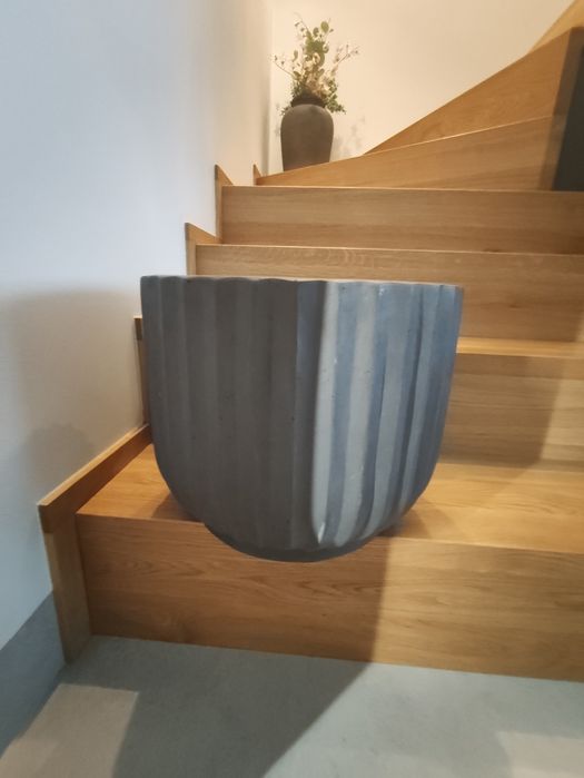 Szara donica ryflowana na taras