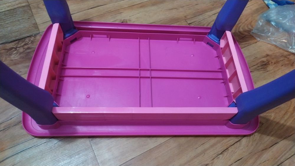 Детский столик для игры с набором