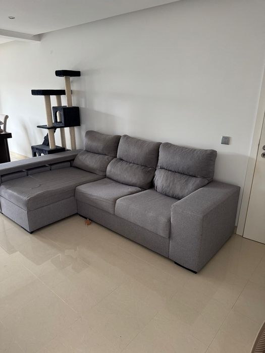 Mesa  com 4 cadeiras e sofa grande