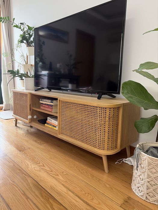Movel TV quase novo - gato preto