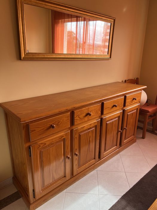 Aparador, mesa, 6 cadeiras e tapete