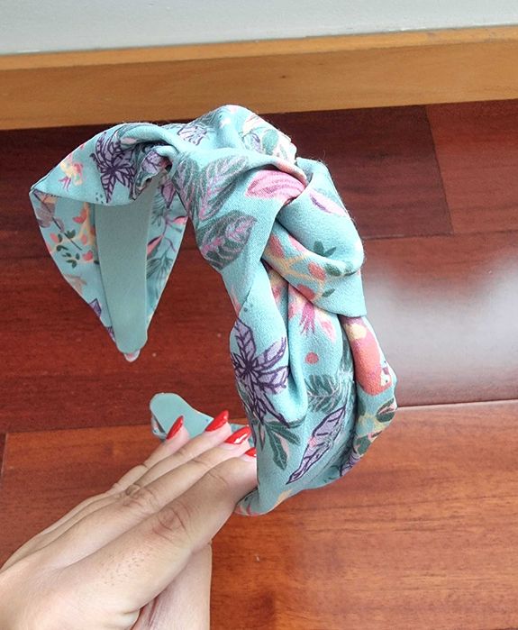 Fita de cabelo azul clara com padrão florido