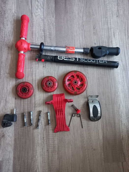 Запчасти на самокат: колеса, пружина, руль.