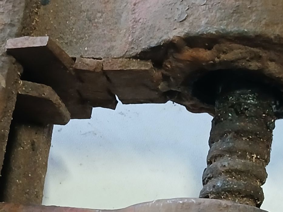 Stare imadło kowalskie do remontu