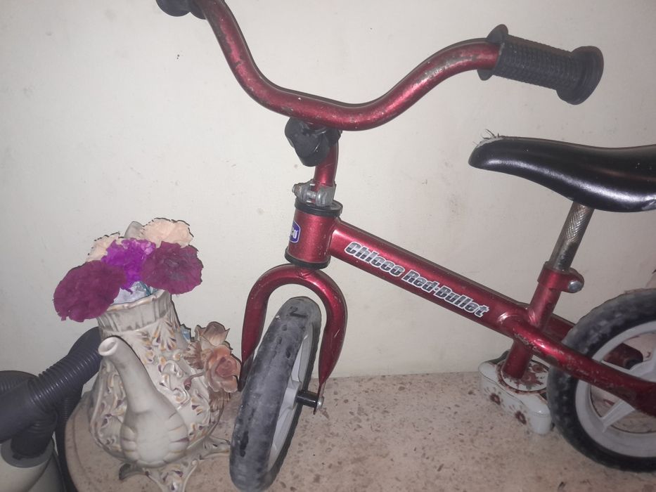 Bicicleta/ triciclo de crianca 3/ 4 anos  5€