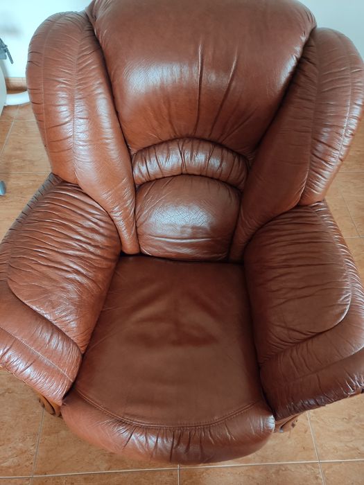 Conjunto sofás em pele