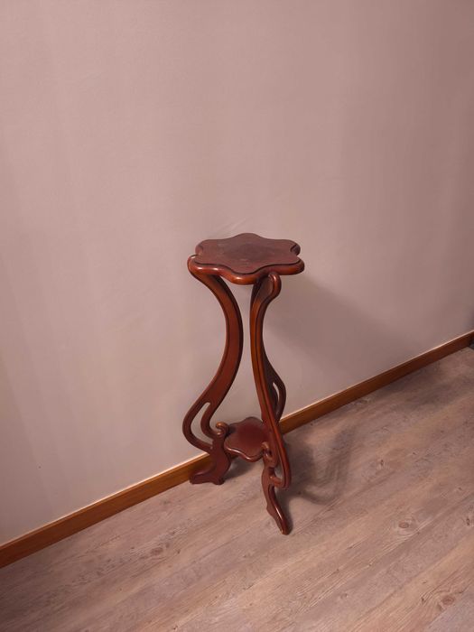 Floreira / Pedestal de Madeira - Elegante e Compacto