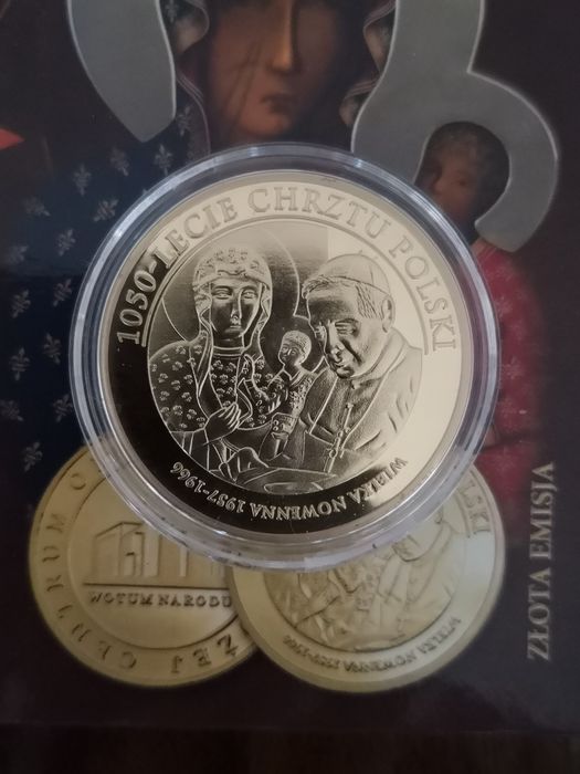 Dwa medale pamiątkowe.