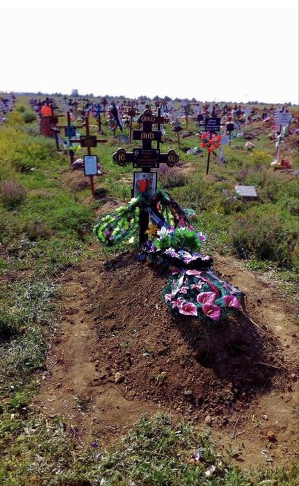 Уборка могил Полтава на кладбище. Прибирання могил Полтава