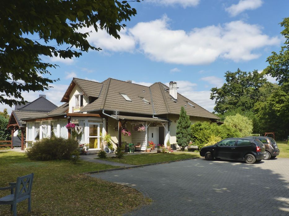 Dom wolnostojący z dużą działką 2600 m², budynkiem gospodarczym i wyjątkowym otoczeniem – Brody Żarskie