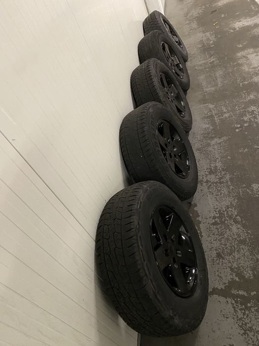 Conjunto 5 Jantes Originais JEEP R17 c/ Pneus Furação 5x127 como novas