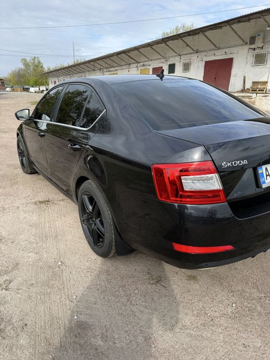 Шкода  октавія A7 2013року,1.6дизель,обслужена,2 ключа,2 комплекти дисків та гуми