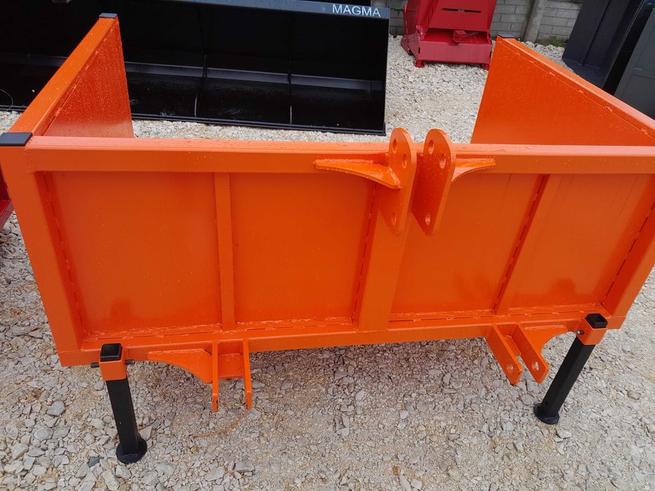 Na tyl ciągnika skrzynie transportowe na tuz nowe dostawa