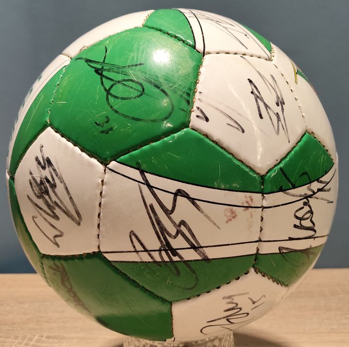 Piłka z podpisami drużyny Lechi Gdańsk