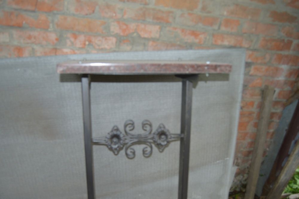 Крест.столик. лавочка. надгробница на кладбище