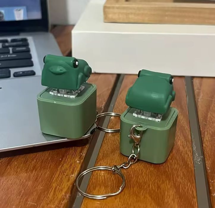Брелок для ключей с подсветкой и звуком лягушки