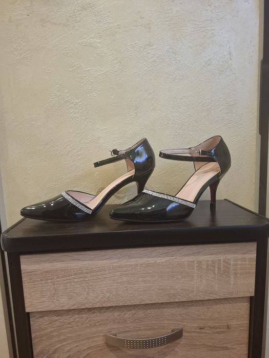 Czarne buty na obcasie