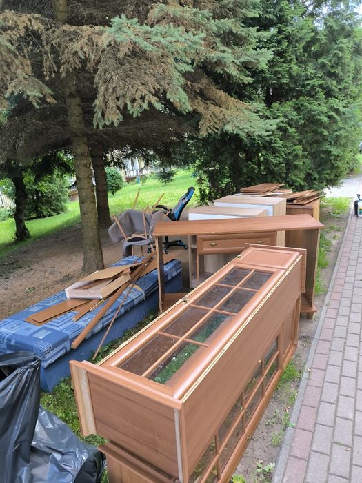 Wywóz mebli • OPRÓŻNIANIE mieszkań i piwnic• Transport BUS
