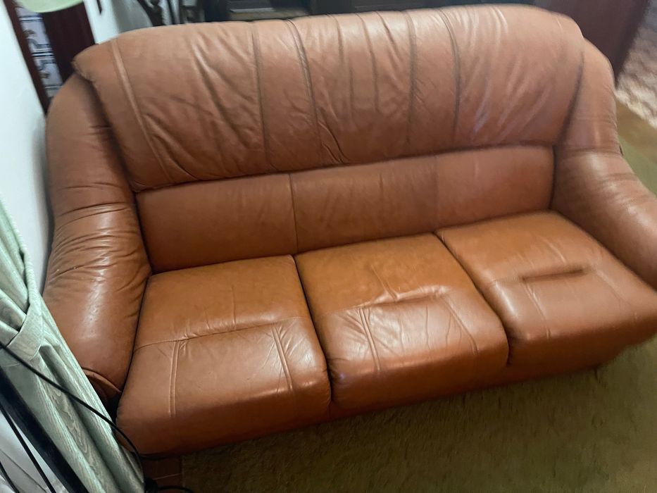 Conjunto de quarto antigo e sofá