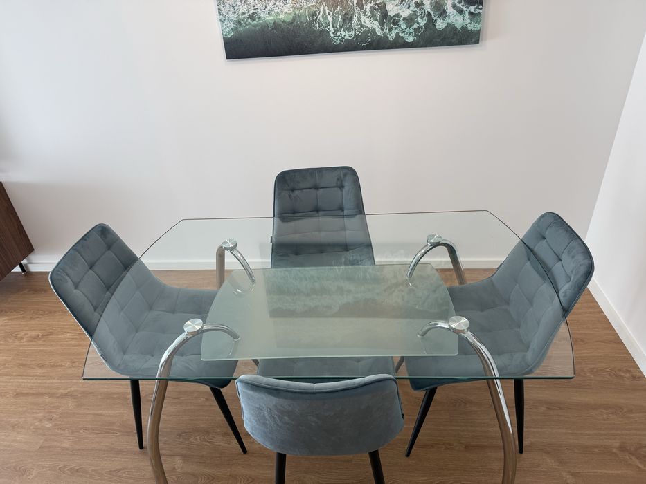 Mesa com cadeiras. Conjunto ou separado