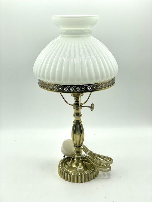 Candeeiro antigo em bronze com vidro opalino