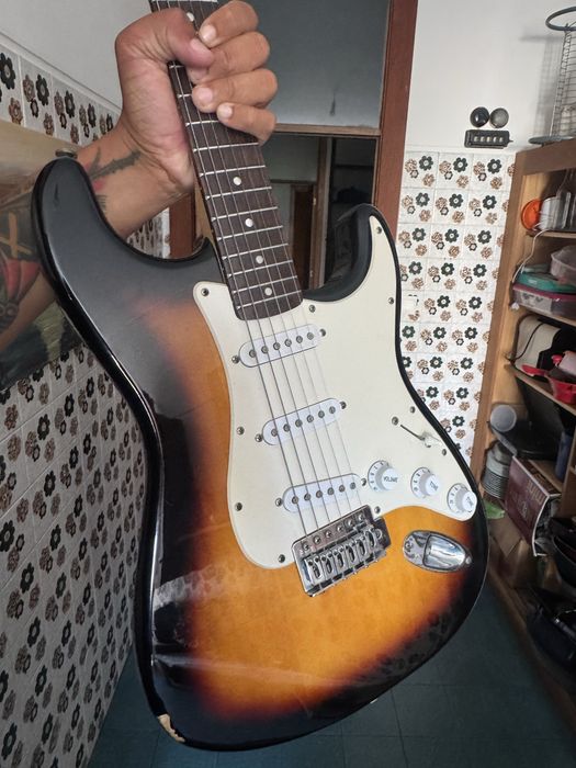 Guitarra Eletrica Fender Squier Bullet com soft case