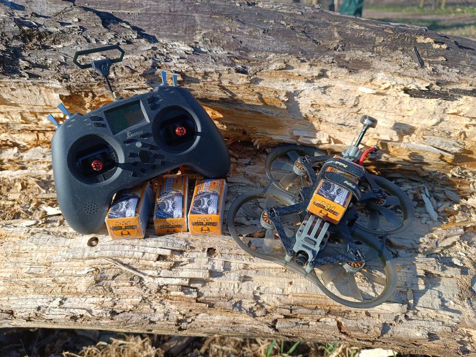 Dron Darvinfpv cineape25 z aparaturą Jumper T-Lite