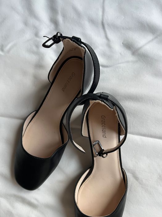 Sandálias Pretas Graceland com Salto Médio