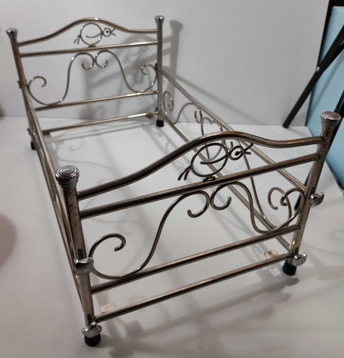 Cama metálica para bonecas