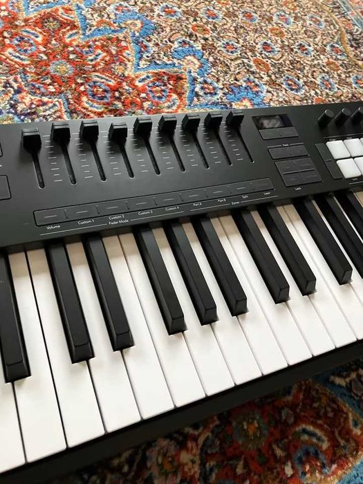 Novation Launchkey 61 MK4 Midi Keyboard