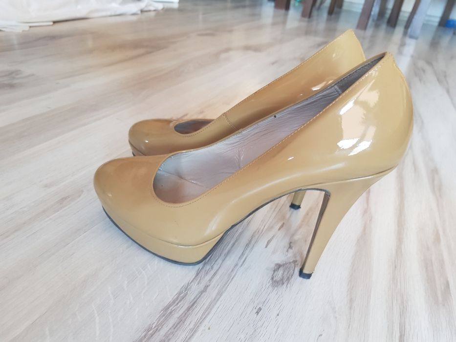 Szpilki czółenka Ryłko  lakierowane 38