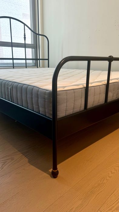 Cama de ferro e colchão da IKEA