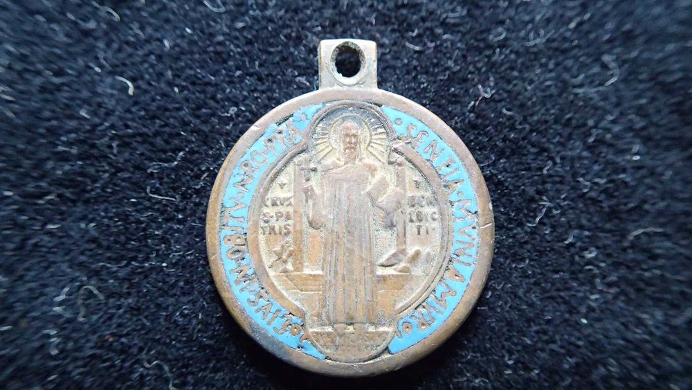 Medalha antiga de São Bento em latão e esmalte