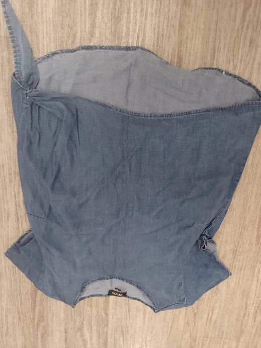 Sprzedam damską bluzkę jeansową rozmiar 40.