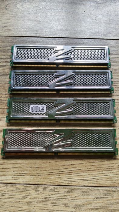 Pamięć RAM 4 x 1 GB OCZ PC2 6400 DDR2.