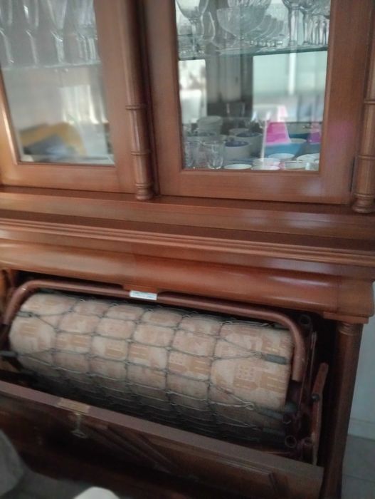 Armário louceiro/ estante em nogueira com cama.