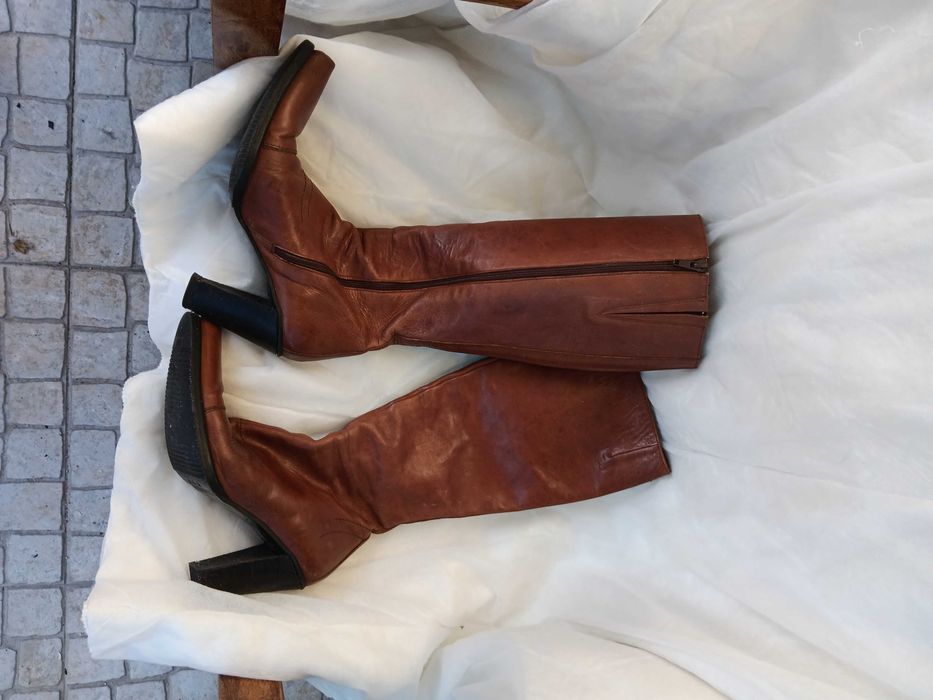 Botas salto e cano alto em pele da Ana Sousa