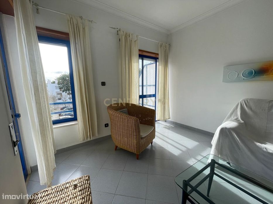 Apartamento em Marisol, para arrendamento, com áreas generosas e excel