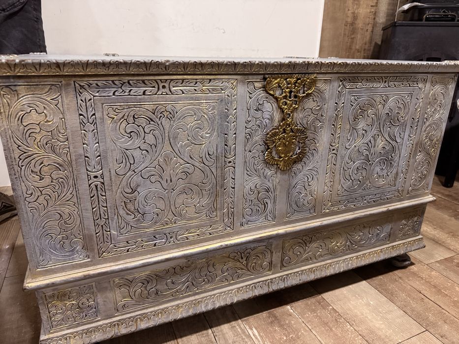 Mala de madeira pintada