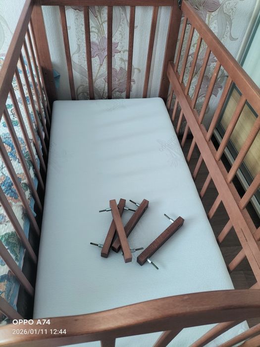 Ліжко дитяче з відкидним бортиком та маятником