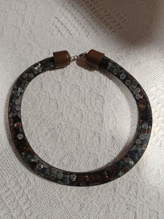 Original colar, rede ,com lantejoulas.