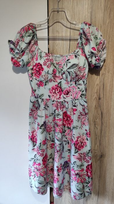 Sukienka zwiewna, kwiaty, rozmiar s/m, usztywniane miseczki