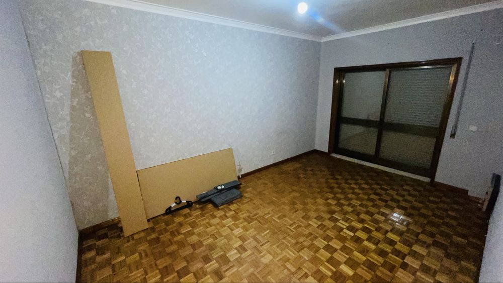 Aluga-se 2 Quartos Completos e Espaçosos para casal, estudantes e trabalhador.